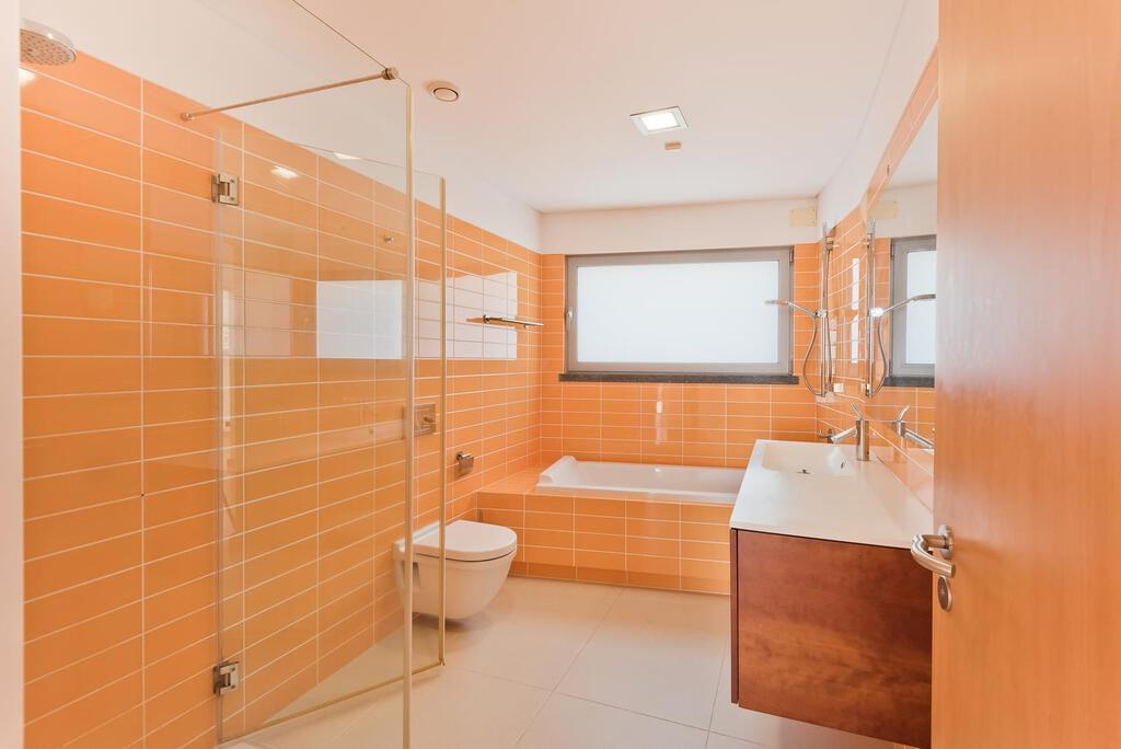 5 bedroom villa with parking