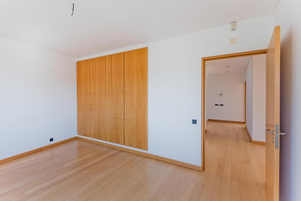 5 bedroom villa with parking