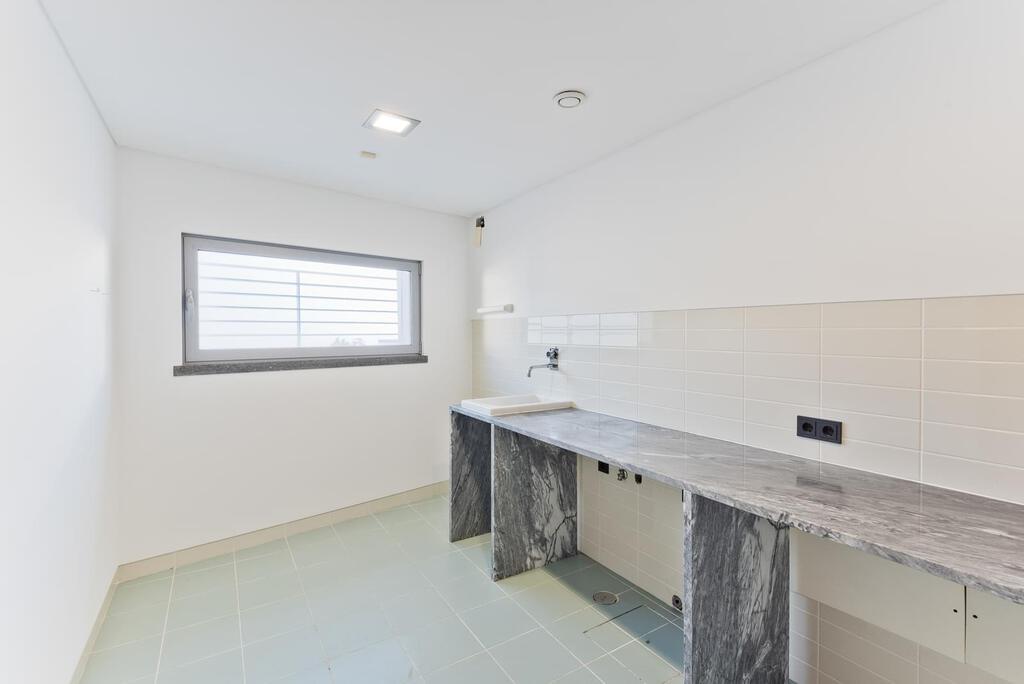 5 bedroom villa with parking