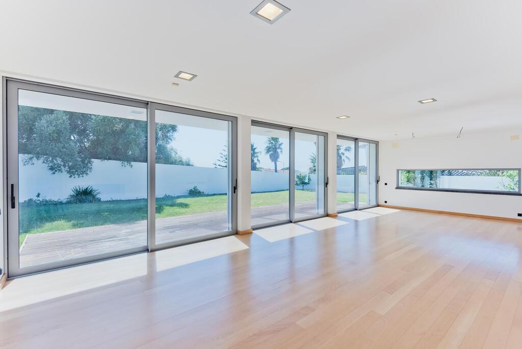 5 bedroom villa with parking