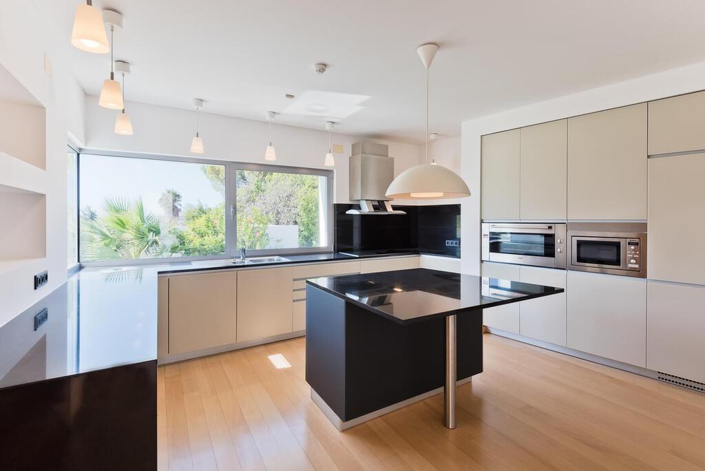 5 bedroom villa with parking