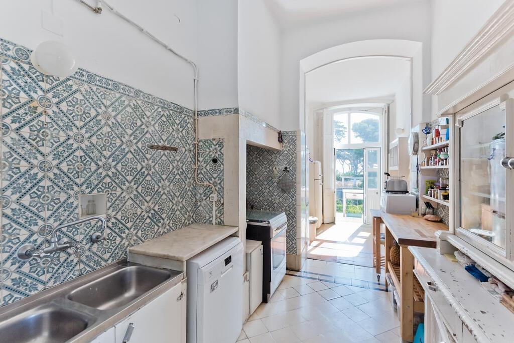 6 bedroom villa with parking