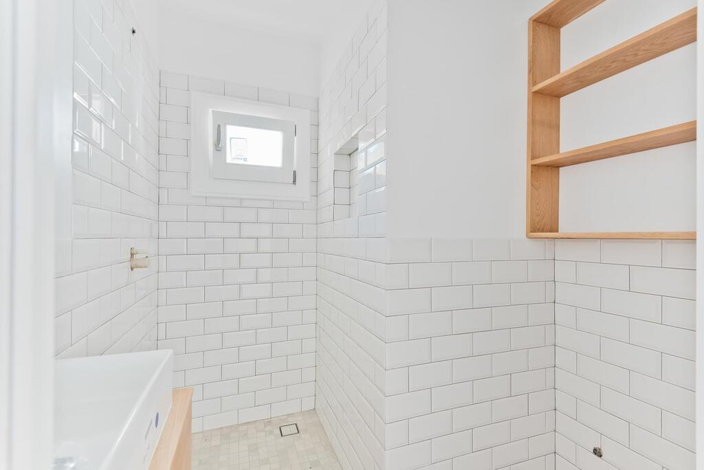 6 bedroom villa with parking