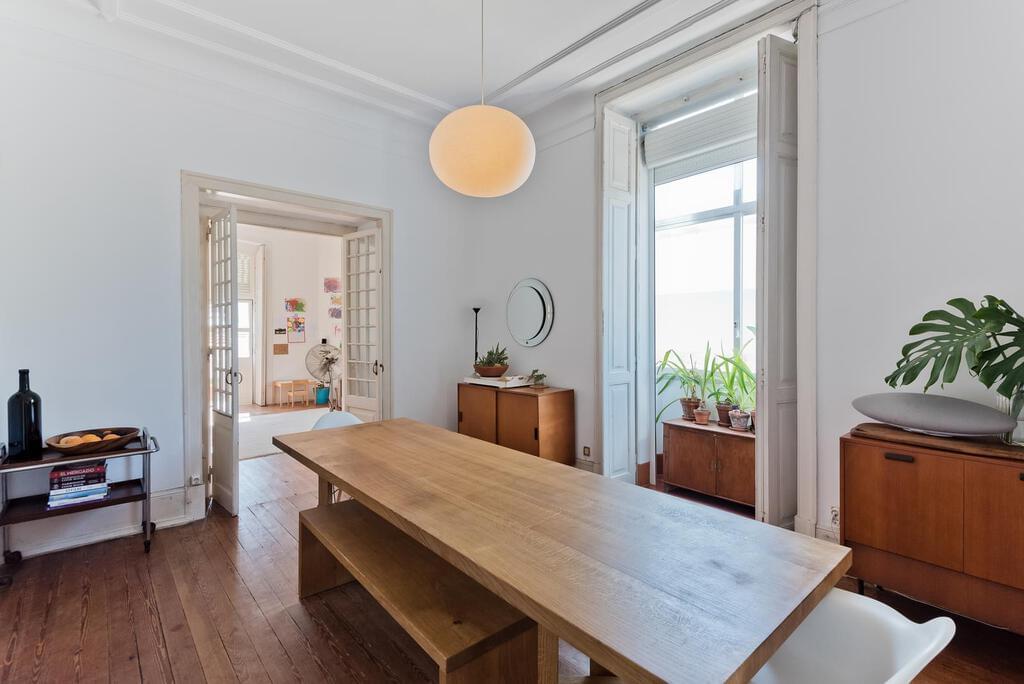 6 bedroom villa with parking