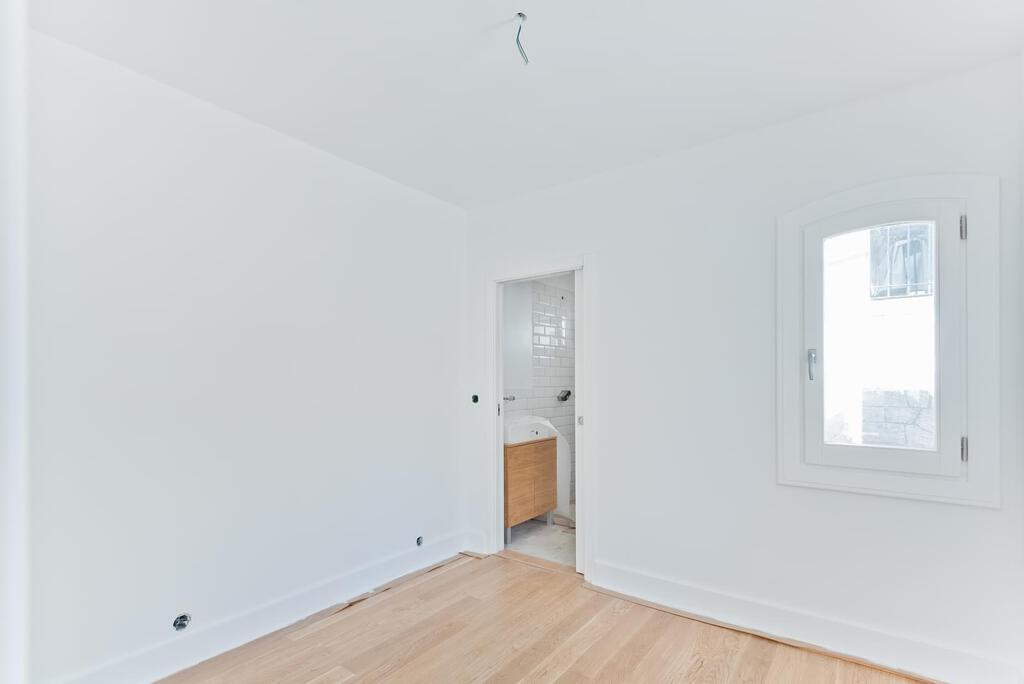 6 bedroom villa with parking