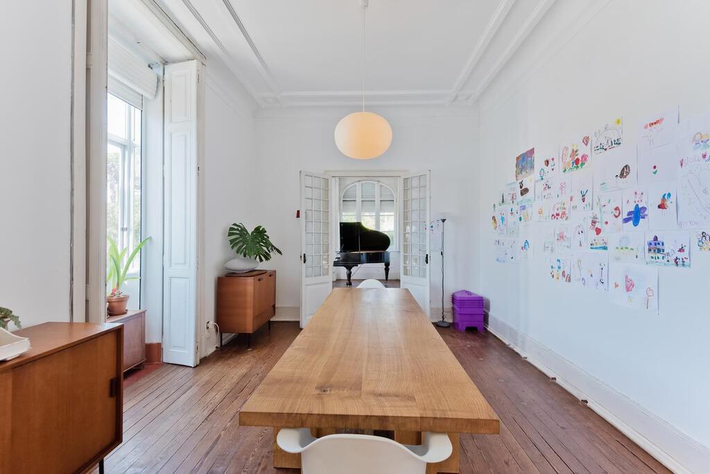 6 bedroom villa with parking