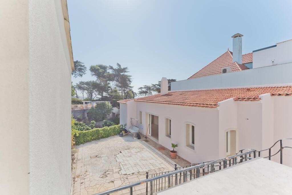 6 bedroom villa with parking