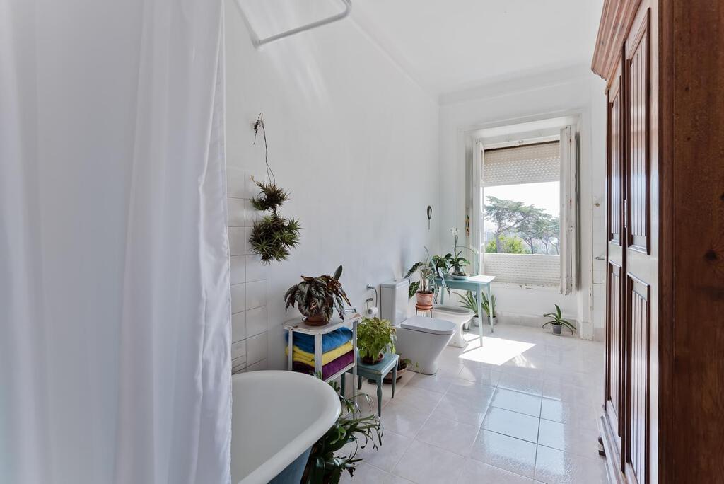 6 bedroom villa with parking