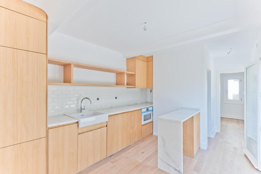 6 bedroom villa with parking