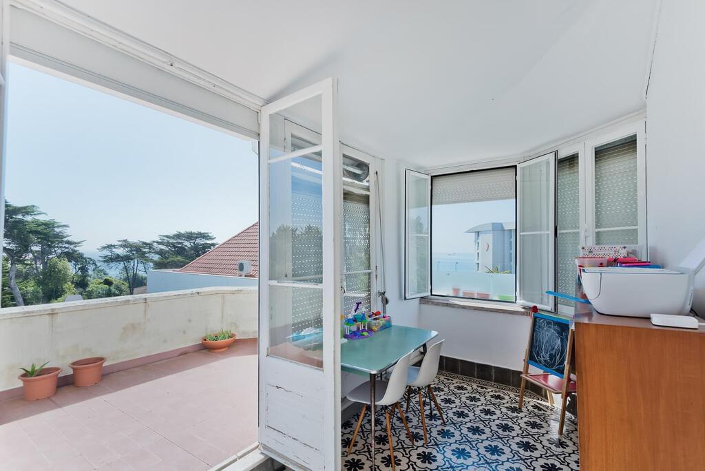 6 bedroom villa with parking