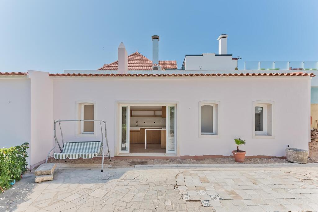 6 bedroom villa with parking