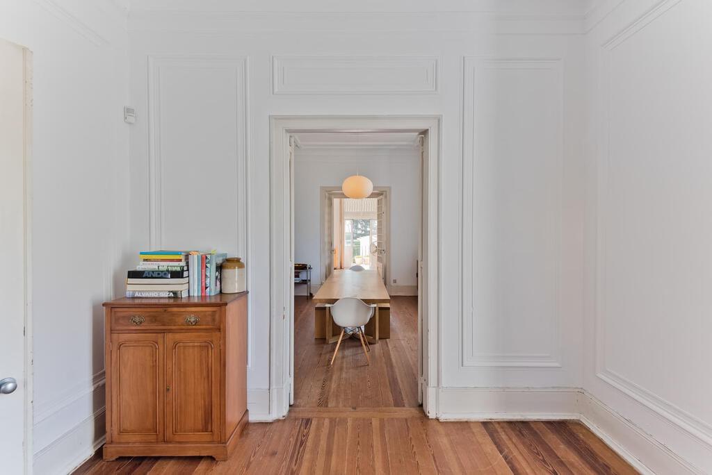 6 bedroom villa with parking