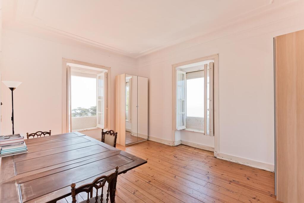 6 bedroom villa with parking