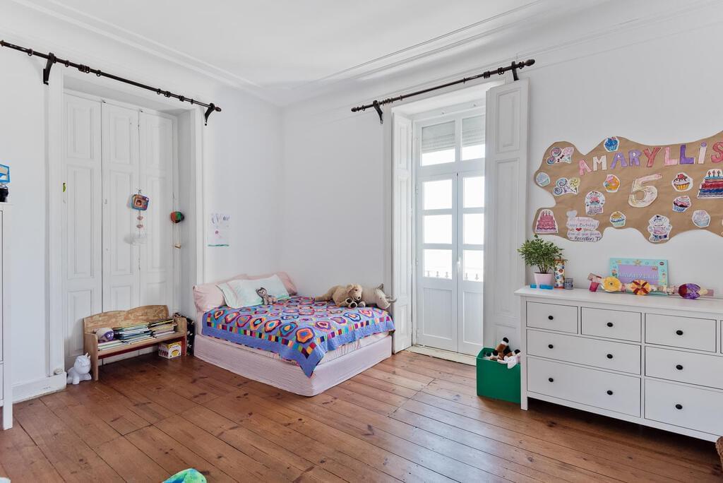 6 bedroom villa with parking