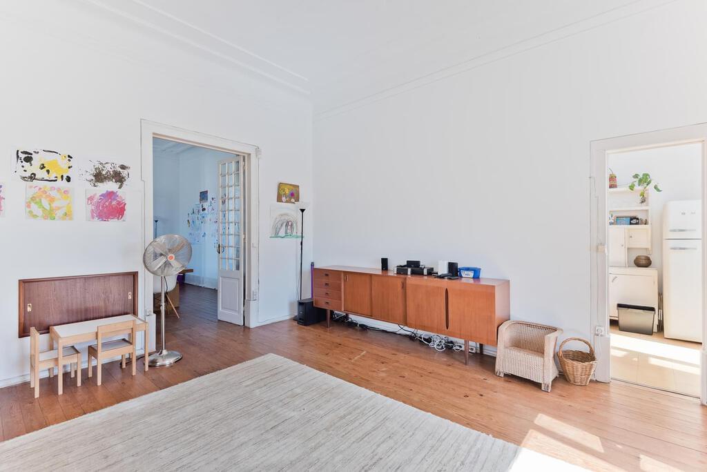 6 bedroom villa with parking