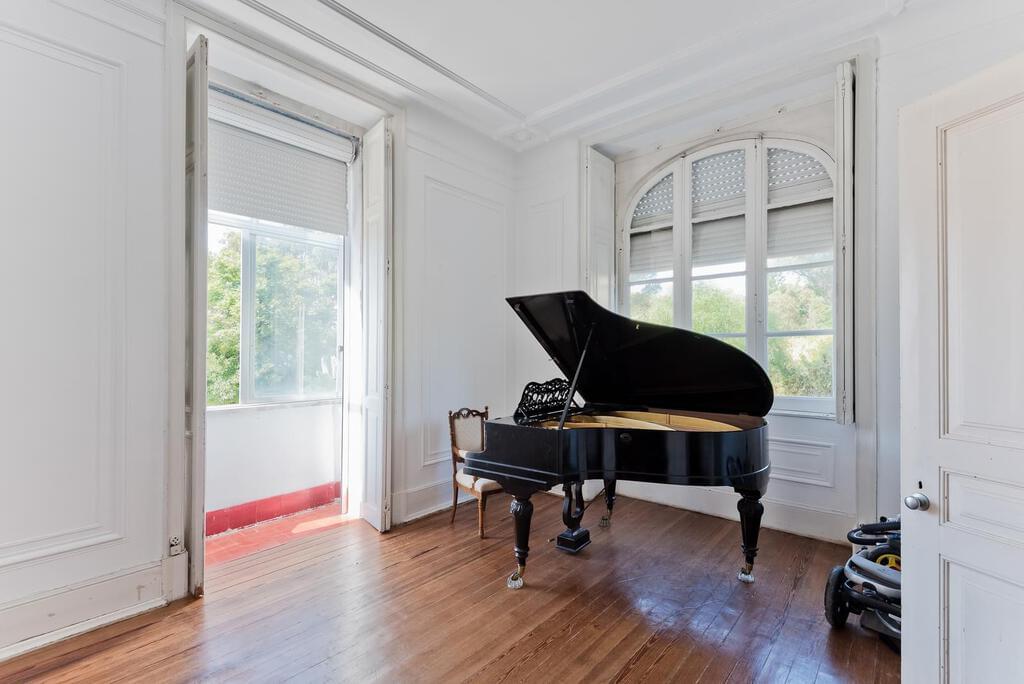 6 bedroom villa with parking