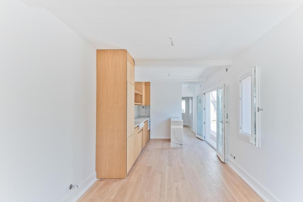 6 bedroom villa with parking