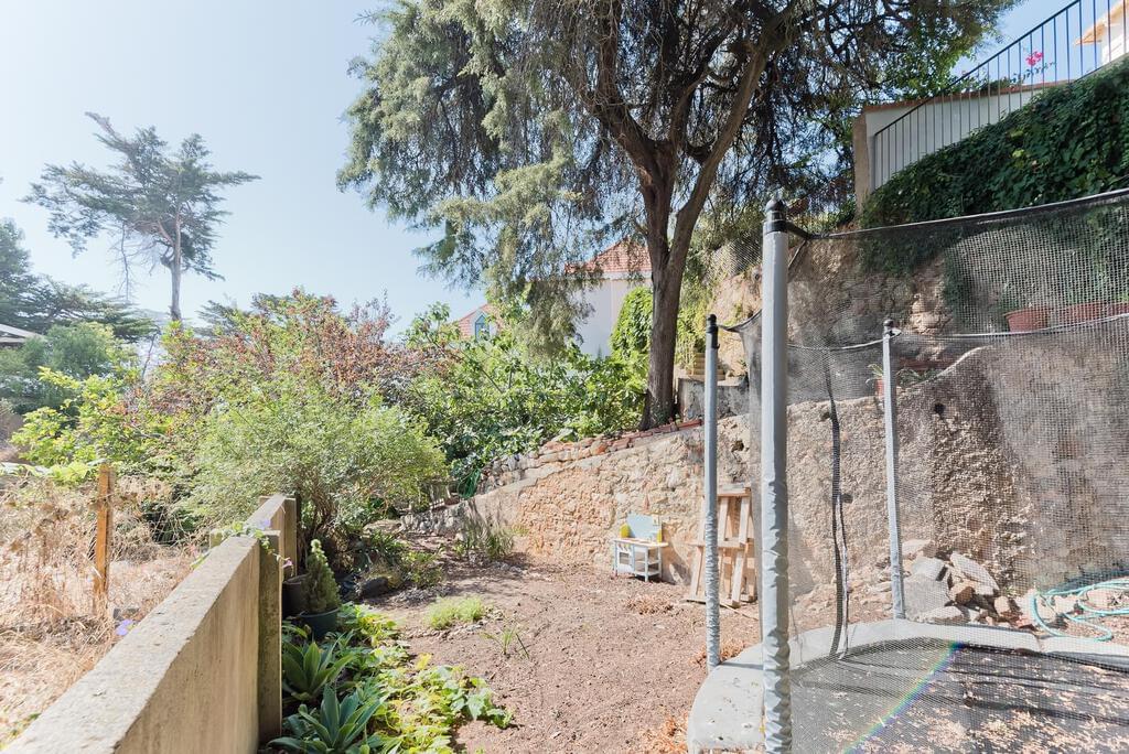 6 bedroom villa with parking