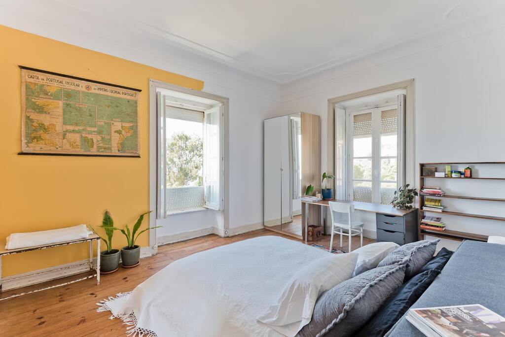 6 bedroom villa with parking