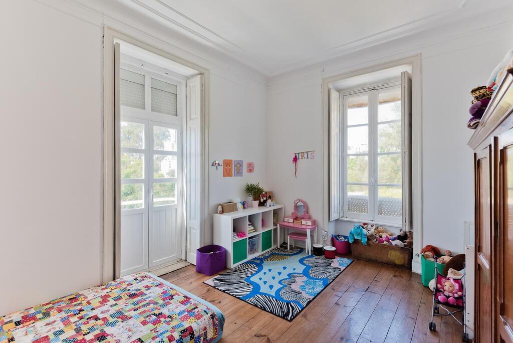 6 bedroom villa with parking