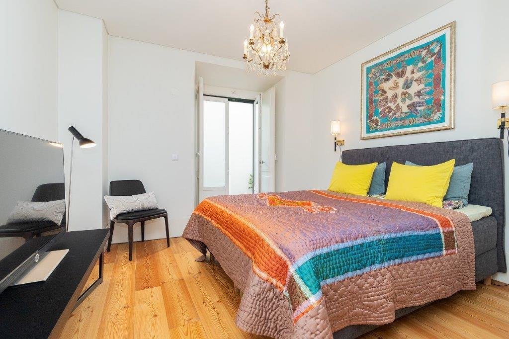 5 bedroom duplex with parking