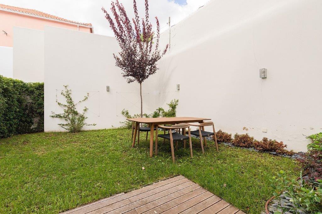 5 bedroom duplex with parking