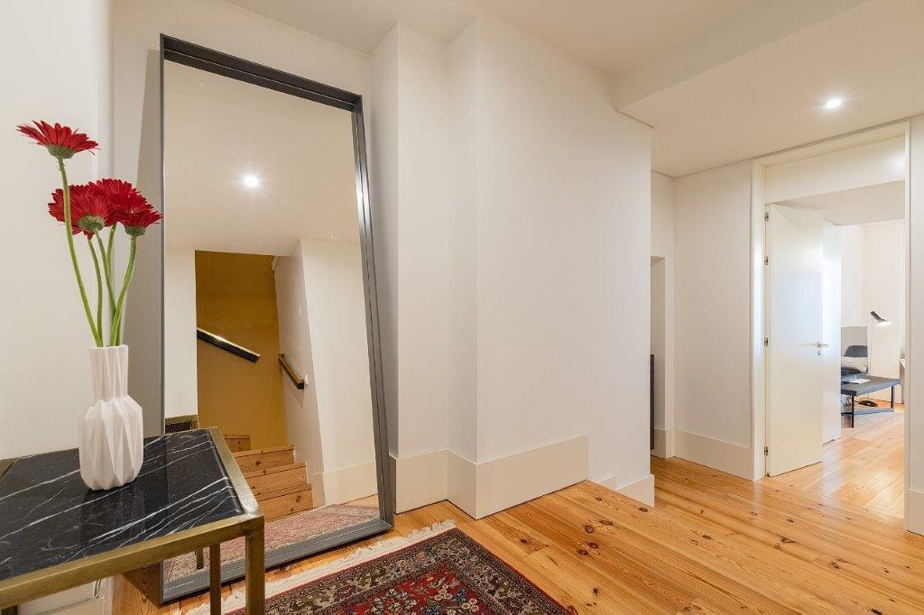 5 bedroom duplex with parking