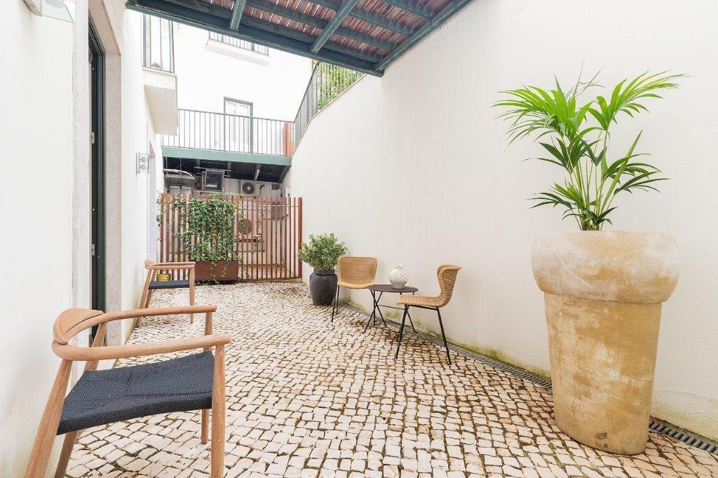 5 bedroom duplex with parking