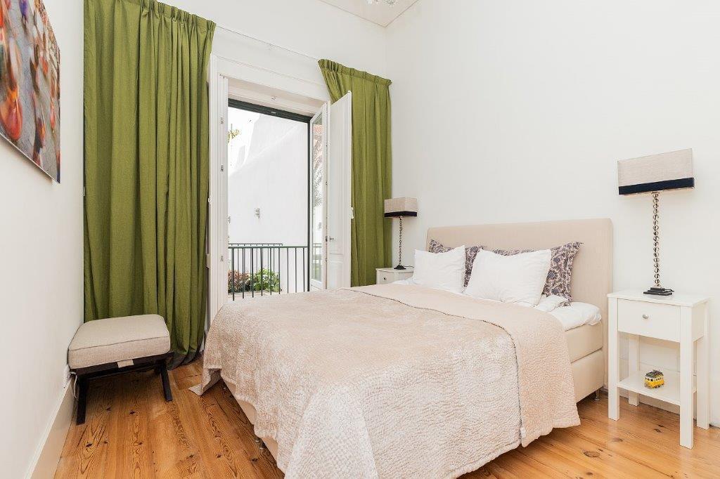 5 bedroom duplex with parking