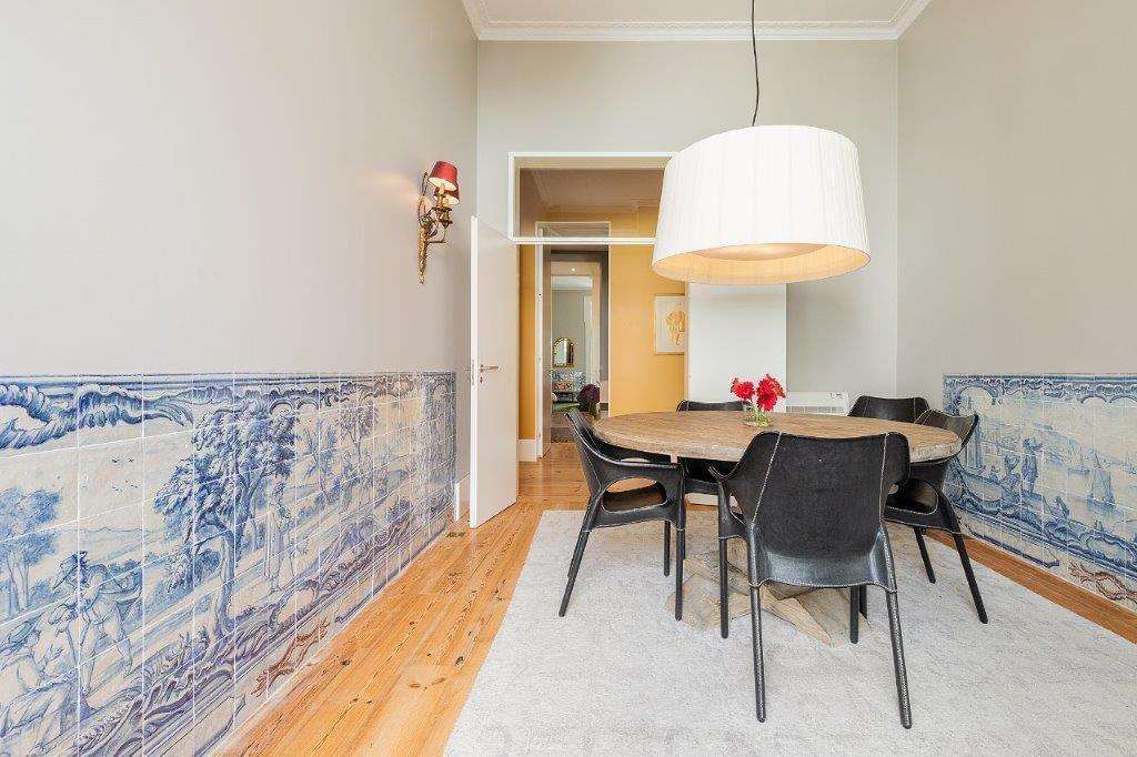 5 bedroom duplex with parking