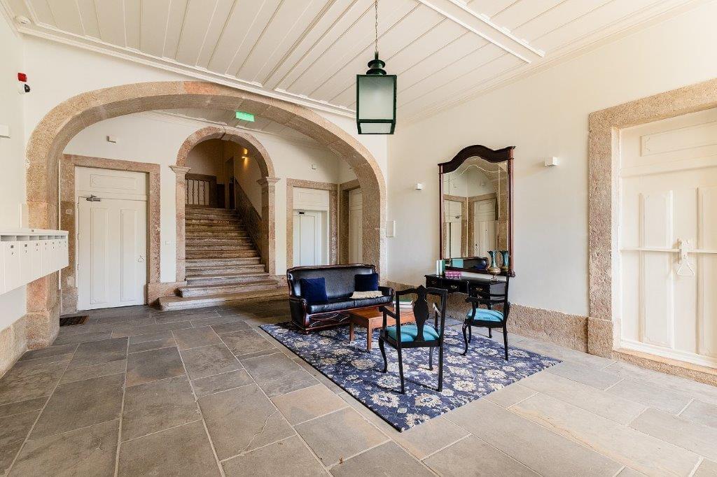 5 bedroom duplex with parking