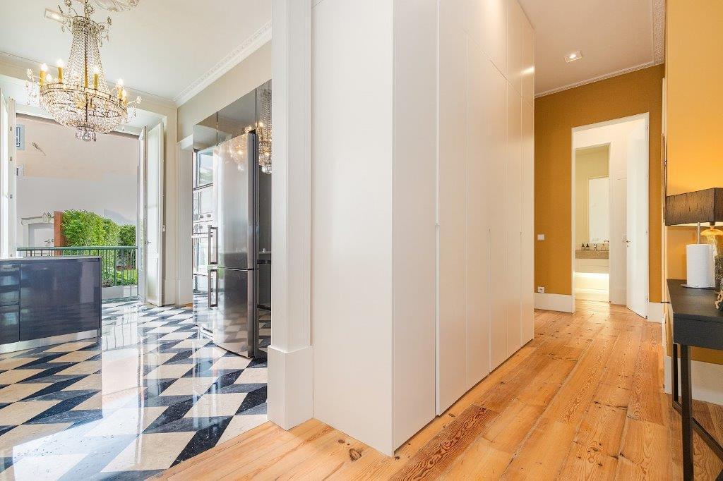 5 bedroom duplex with parking