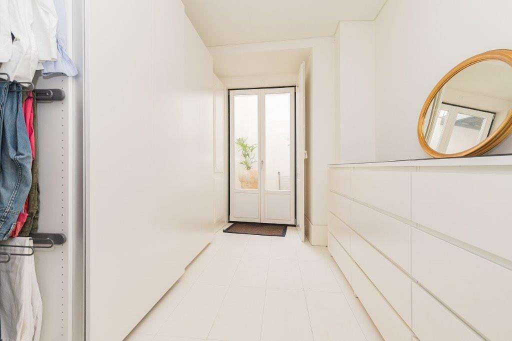 5 bedroom duplex with parking