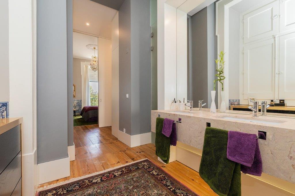 5 bedroom duplex with parking