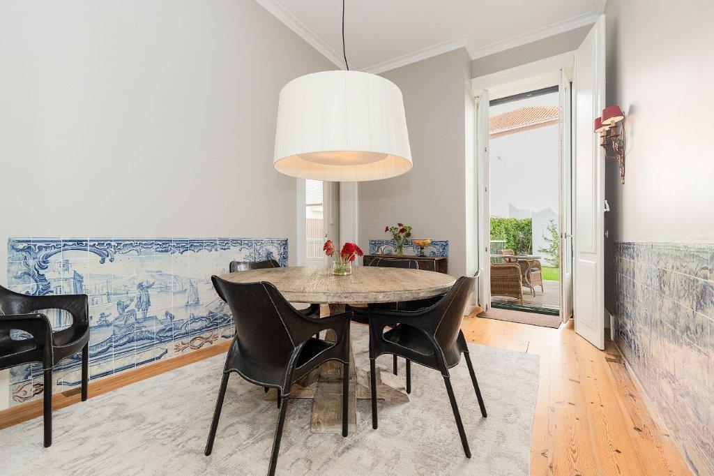 5 bedroom duplex with parking