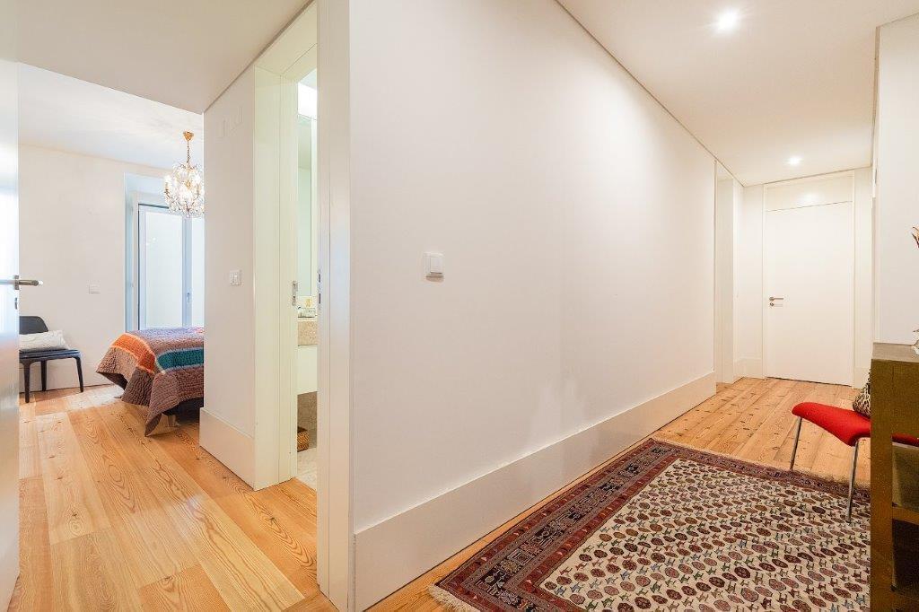 5 bedroom duplex with parking