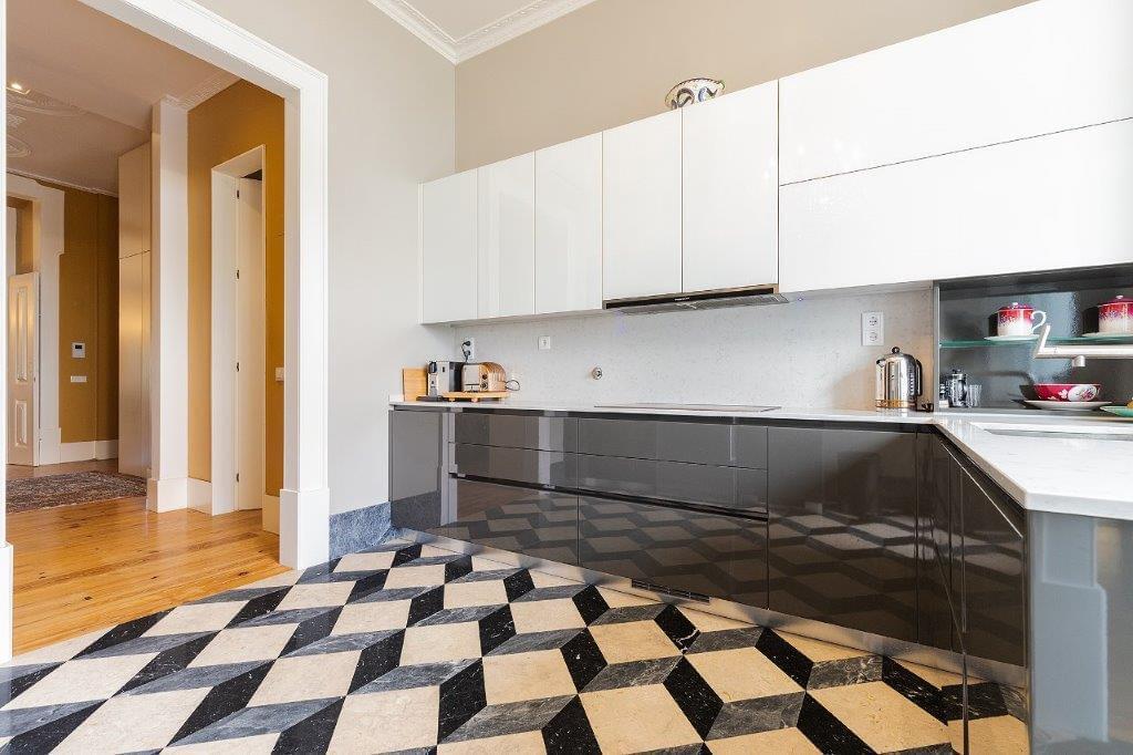 5 bedroom duplex with parking