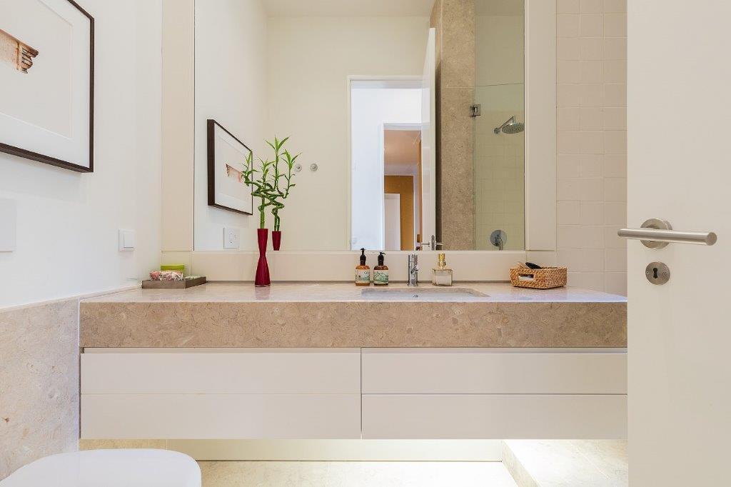 5 bedroom duplex with parking