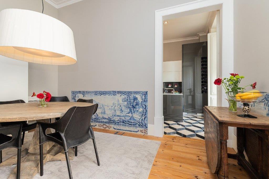 5 bedroom duplex with parking