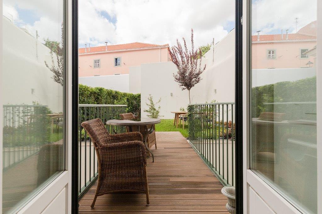 5 bedroom duplex with parking