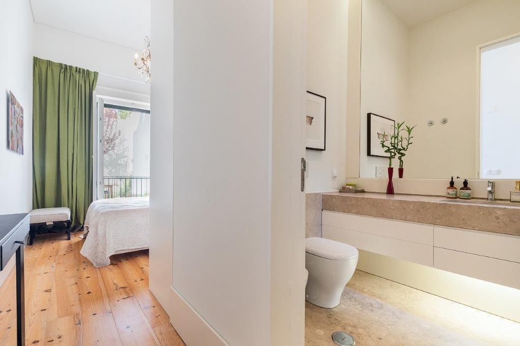 5 bedroom duplex with parking