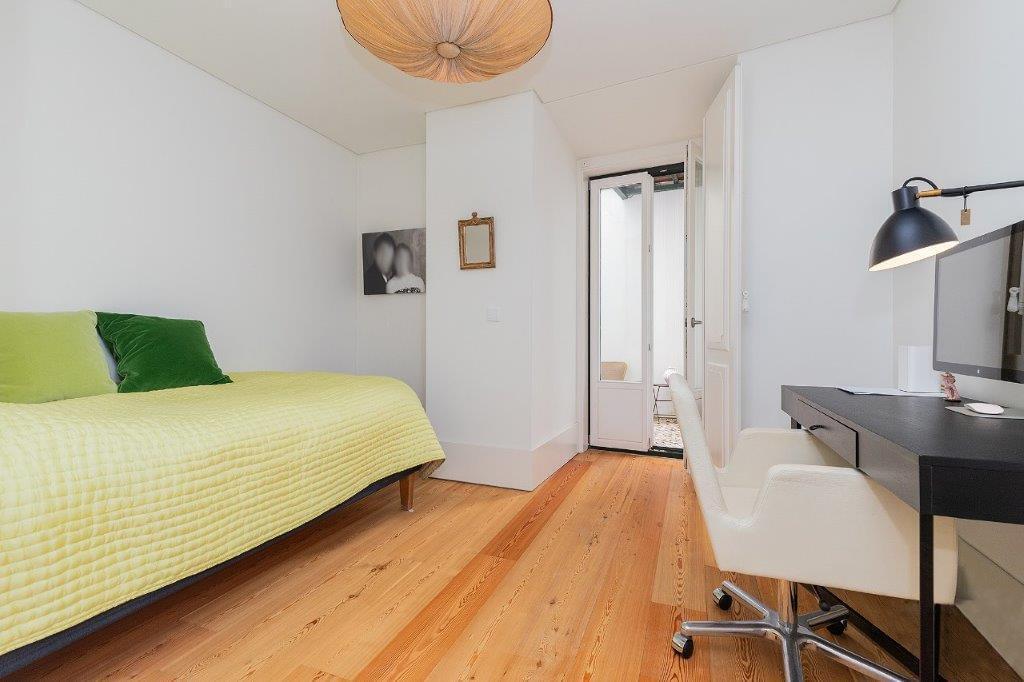 5 bedroom duplex with parking