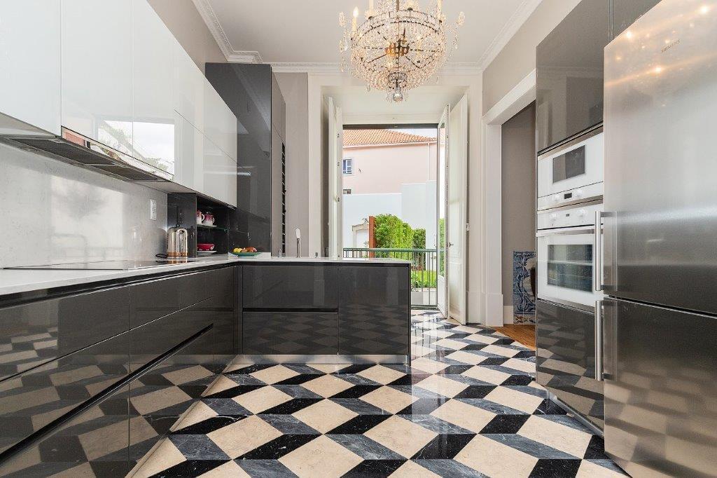 5 bedroom duplex with parking