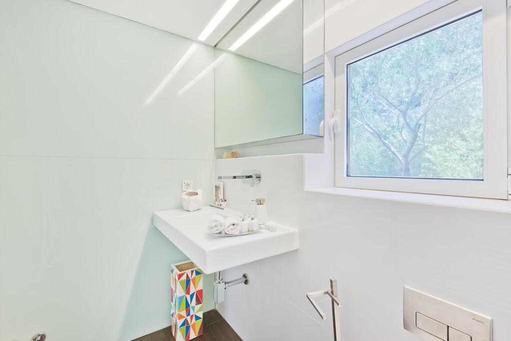 5 bedroom villa with a swimming pool