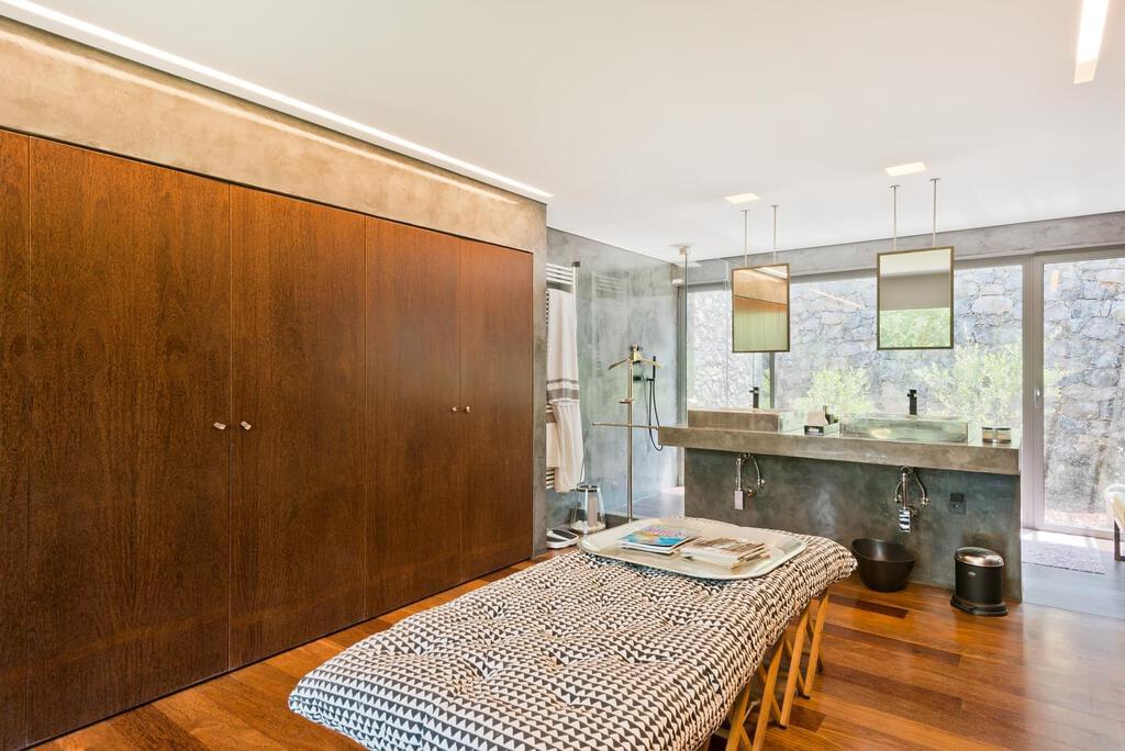 5 bedroom villa with a swimming pool