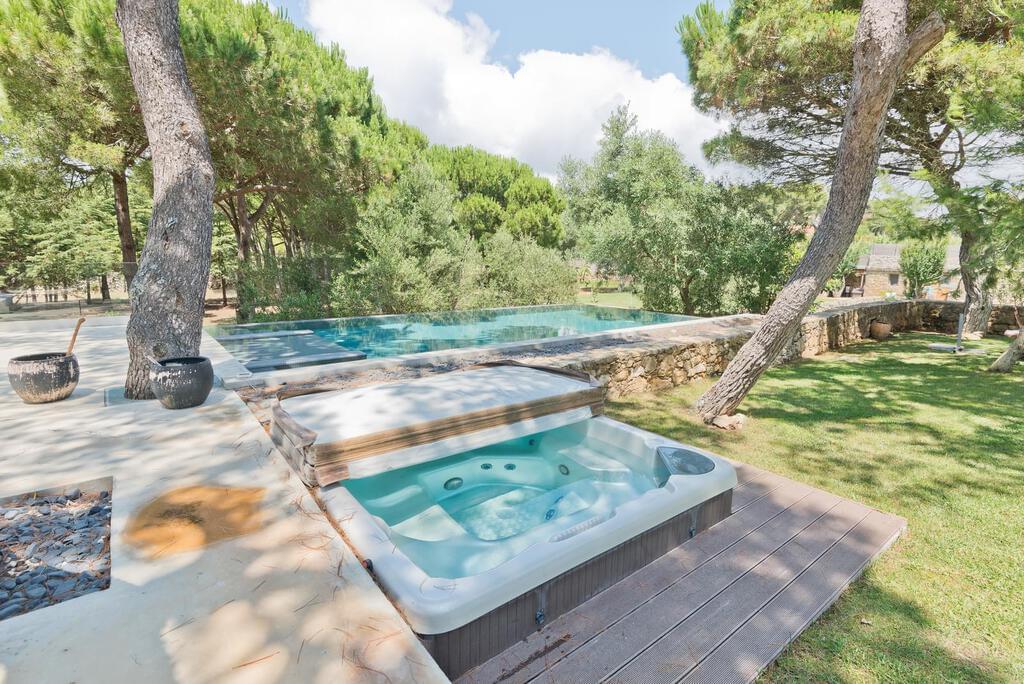 5 bedroom villa with a swimming pool