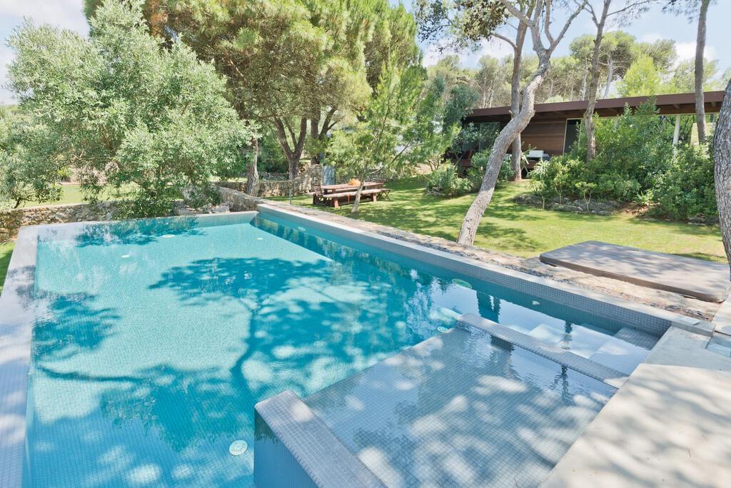 5 bedroom villa with a swimming pool