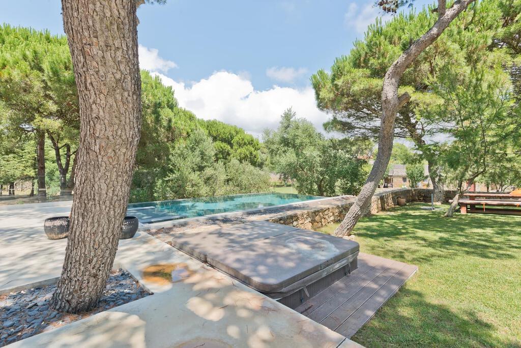 5 bedroom villa with a swimming pool