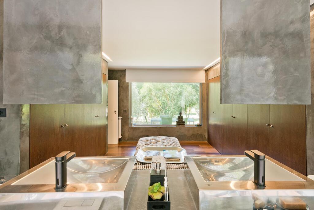 5 bedroom villa with a swimming pool