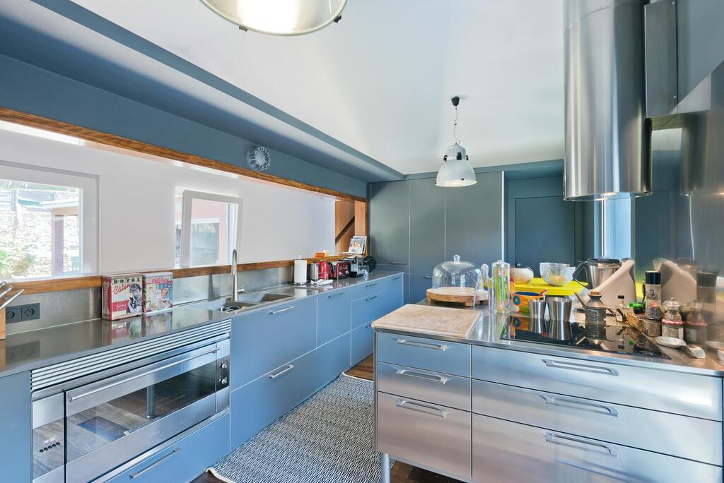 5 bedroom villa with a swimming pool